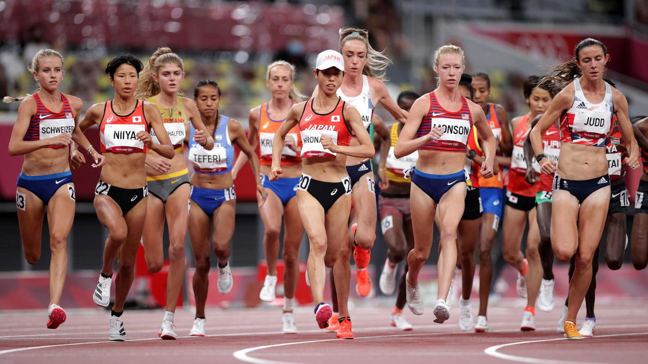 女子1万メートルで21位の新谷仁美（左から2人目）（ロイター）