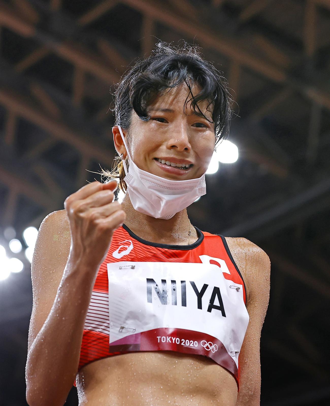 女子1万 メートル 決勝のレースを終え、涙ながらにポーズをとる新谷仁美（共同）
