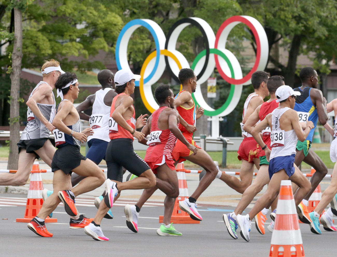 五輪モニュメントの前を通過する大迫（左から4人目）（撮影・佐藤翔太）