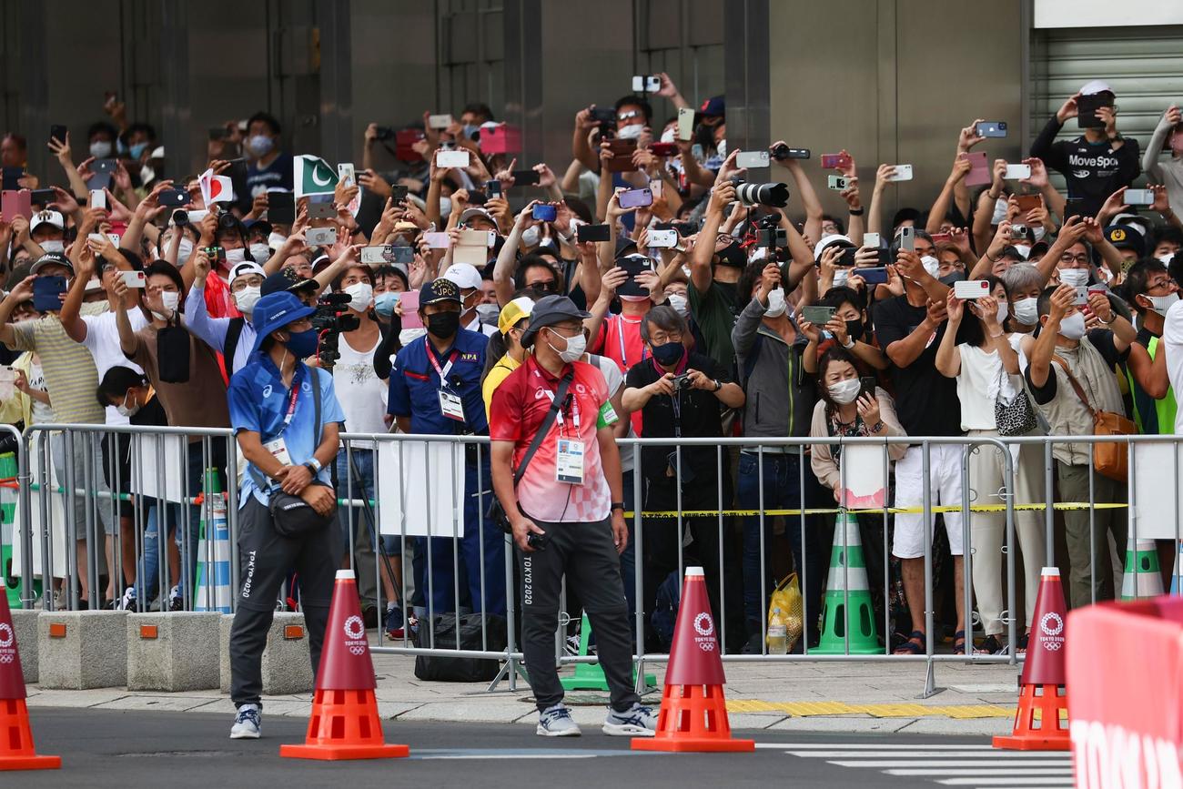 沿道で観戦する人々（ロイター）