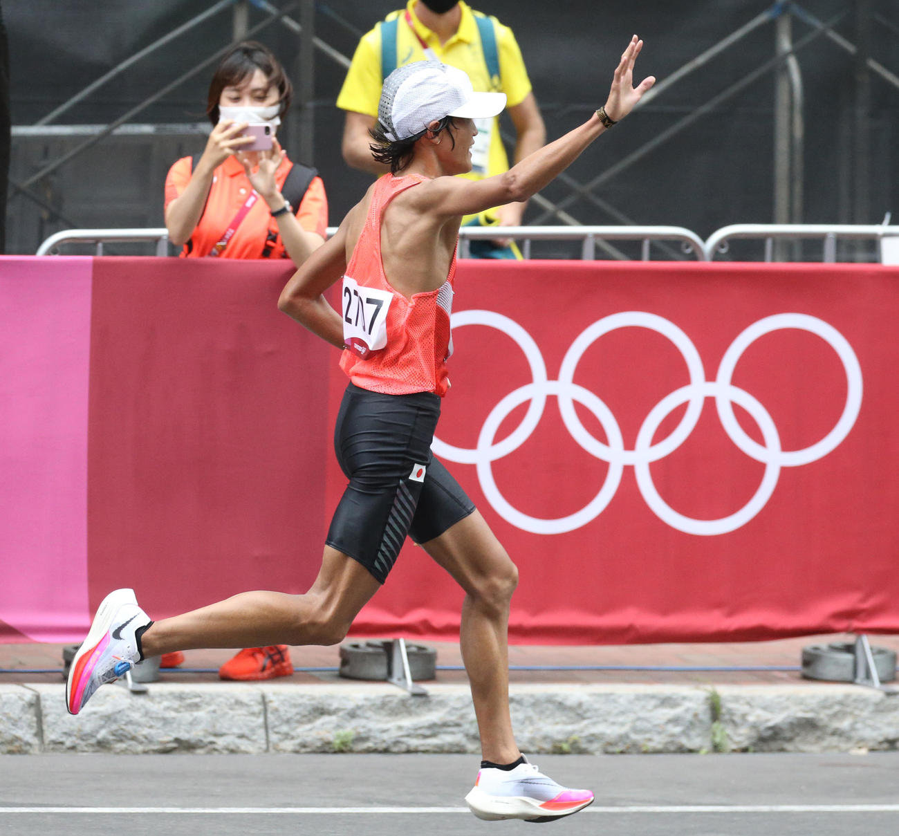 沿道の観客に手を振る大迫（撮影・佐藤翔太）