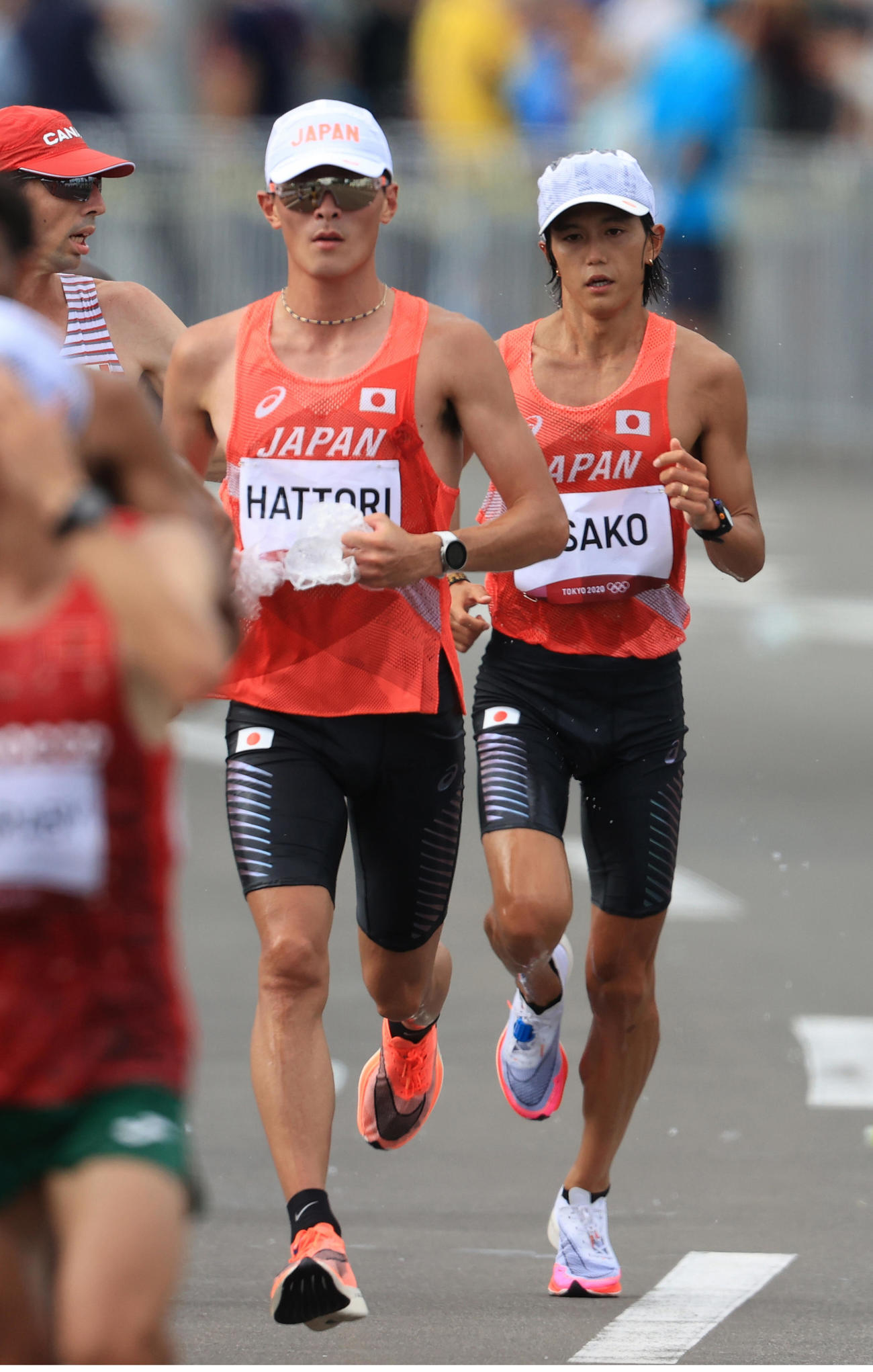 陸上男子マラソン　15キロ付近、先頭集団を走る大迫（右）と服部（代表撮影）