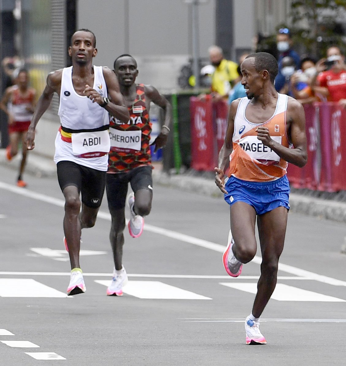 ゴール直前、3位となったベルギーのアブディ（左）を鼓舞するようなしぐさを見せる、2位となったオランダのナゲーエ（右）