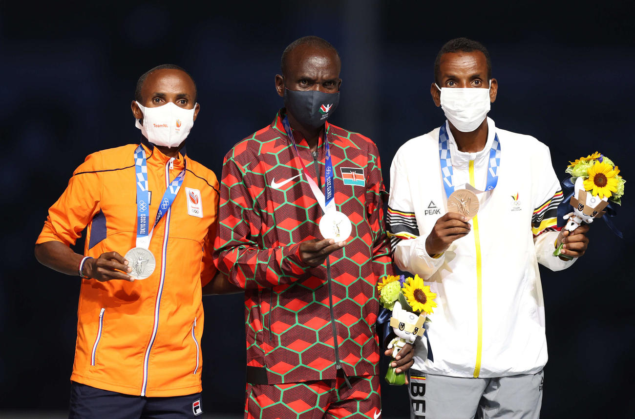男子マラソンの表彰式で記念撮影に臨む、左から銀メダルのナゲーエ、金メダルのキプチョゲ、銅メダルのアブディ（代表撮影）