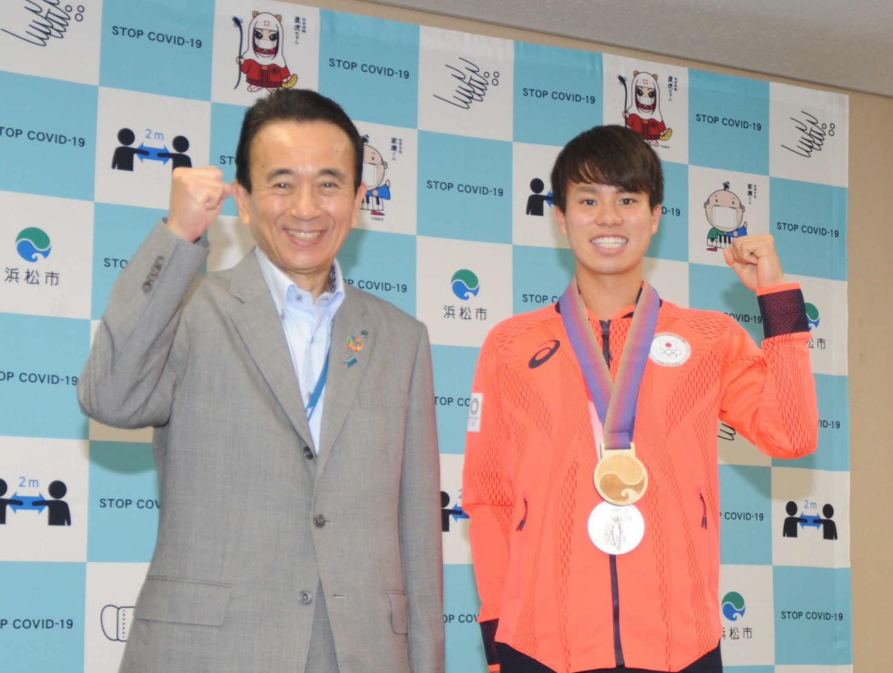 鈴木浜松市長（左）とガッツポーズする池田