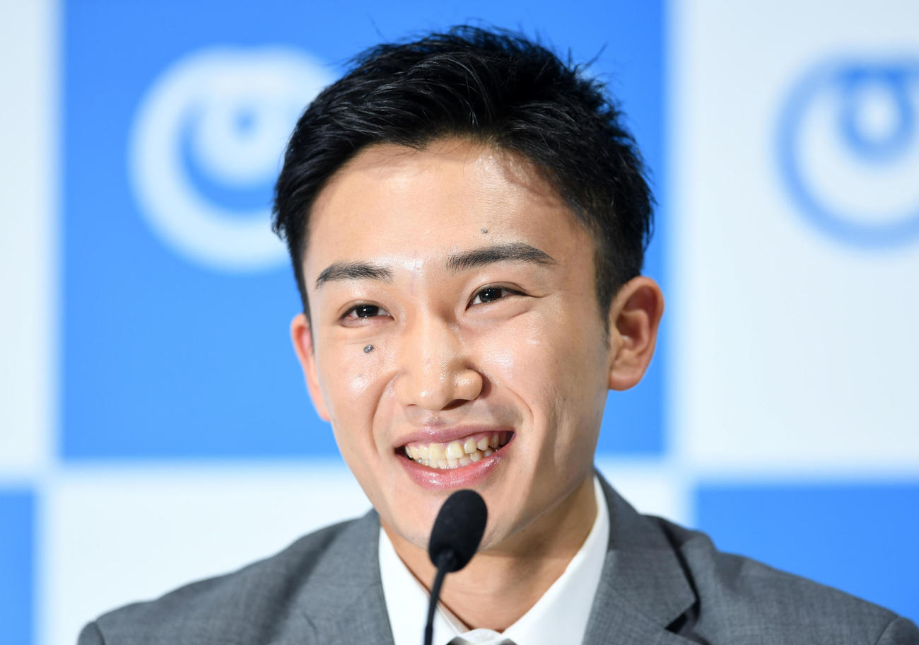 復帰会見で笑顔を見せるバドミントンの桃田（2020年3月6日撮影）