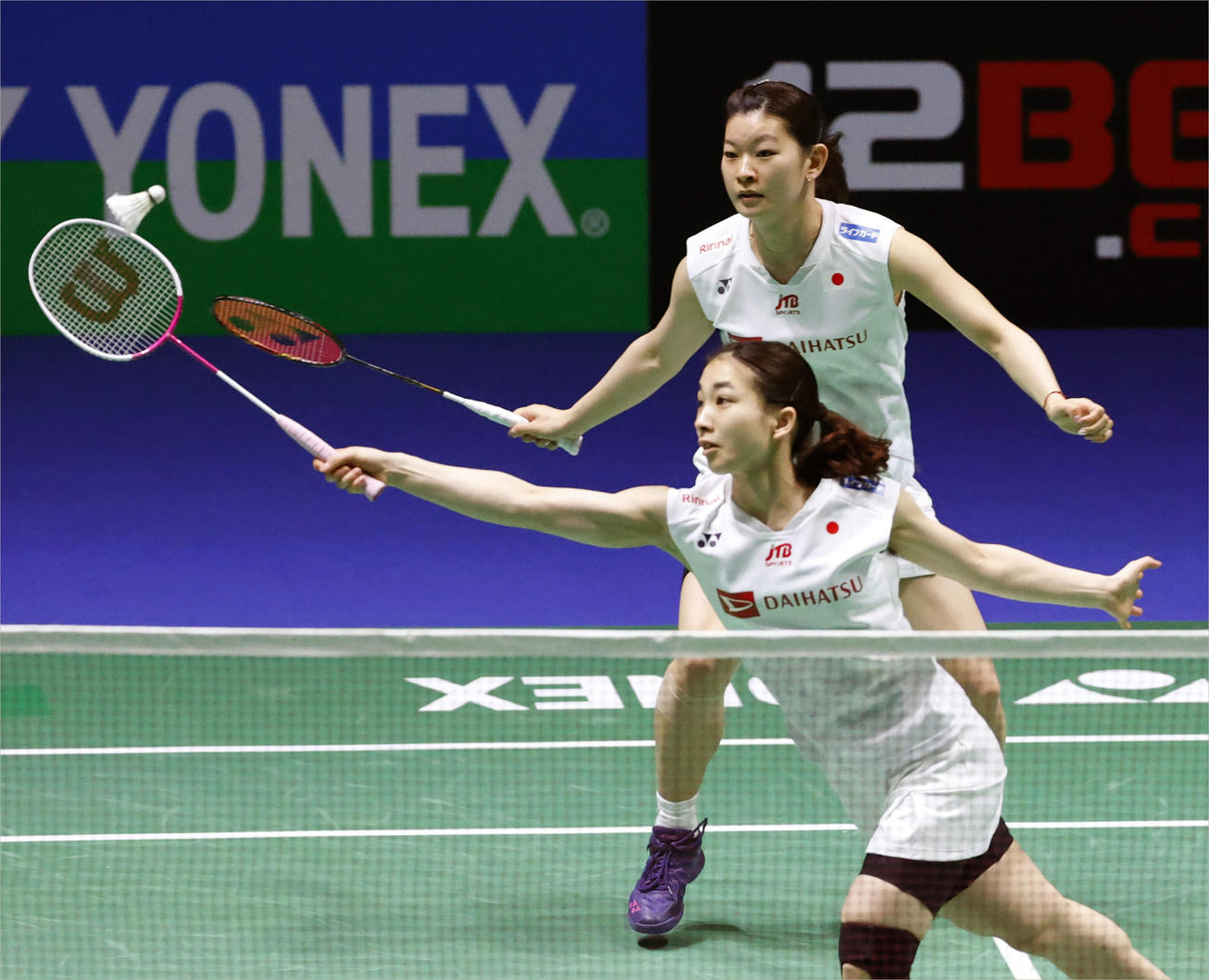 女子ダブルス1回戦　スウェーデンのペアと対戦する高橋礼（奥）、松友組（共同）