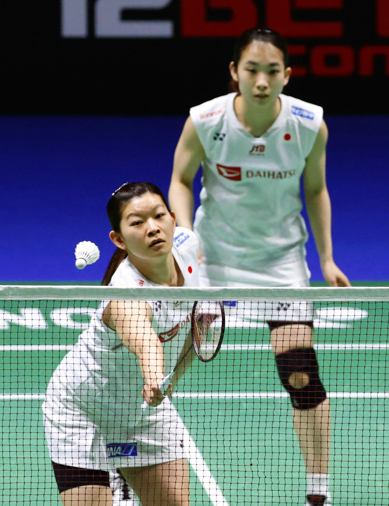 女子ダブルス1回戦　スウェーデンのペアと対戦する高橋礼（手前）、松友組（共同）
