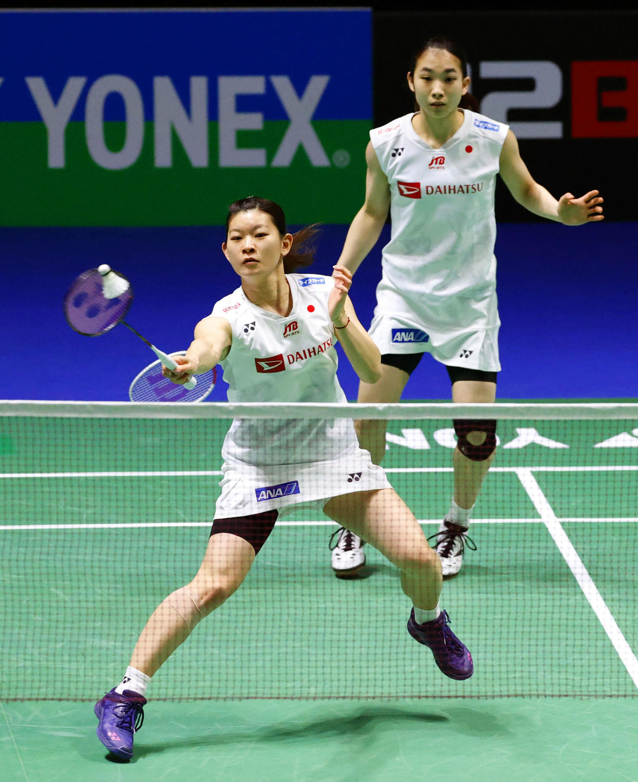 女子ダブルス1回戦　スウェーデンのペアと対戦する高橋礼（左）、松友組（共同）