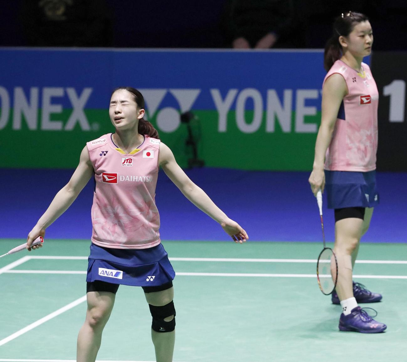 女子ダブルス準決勝　福島、広田組にポイントを奪われ悔しそうな高橋礼（右）、松友組（共同）