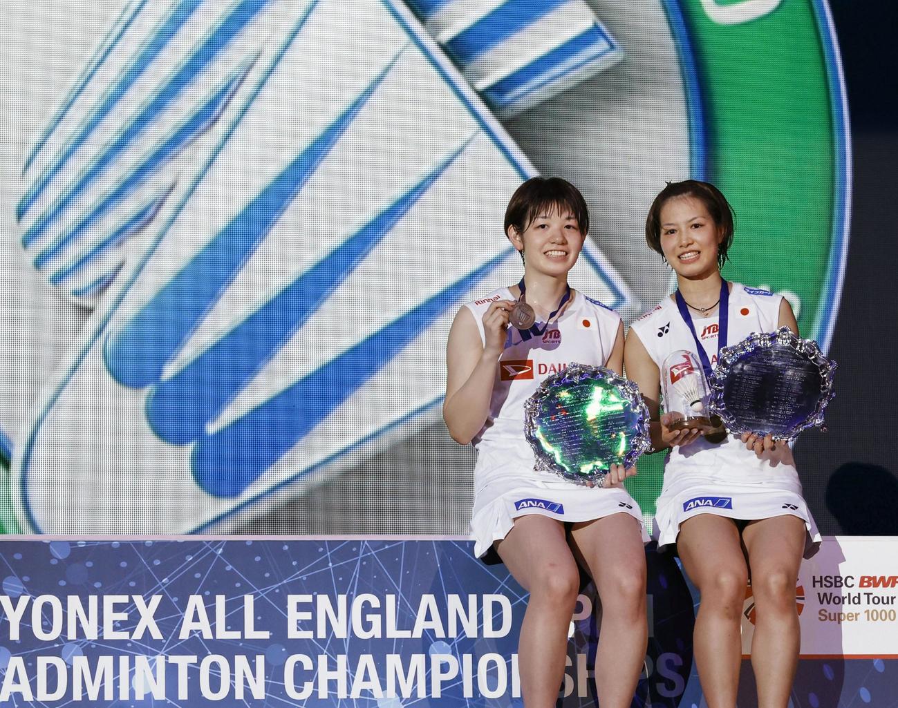女子ダブルスで優勝し表彰式で笑顔の福島（右）、広田組（共同）