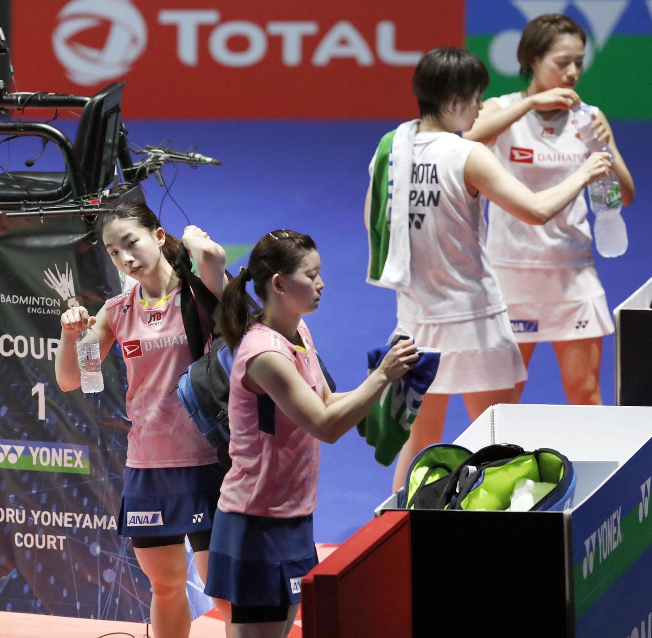 女子ダブルス準決勝　福島、広田組（奥）に敗れ引き揚げる高橋礼（右）、松友組（共同）
