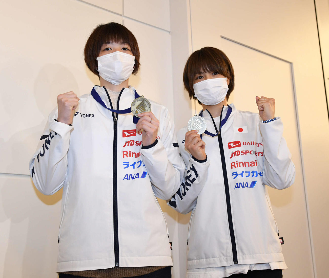 全英オープンで優勝し帰国した福島（右）、広田組はメダルを手に笑顔（撮影・鈴木みどり）