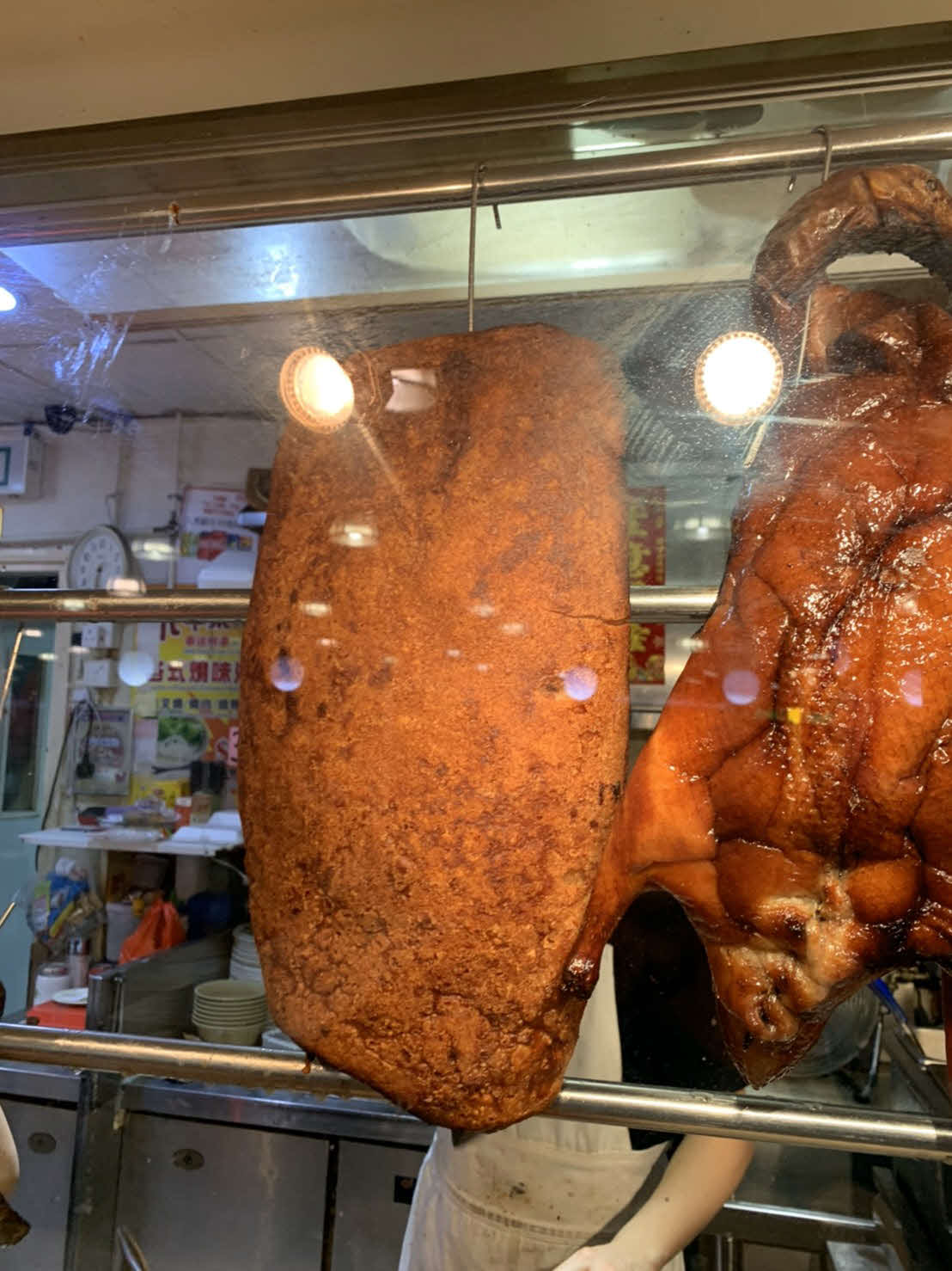 香港フードコートでのつるし肉（渡辺勇大提供）