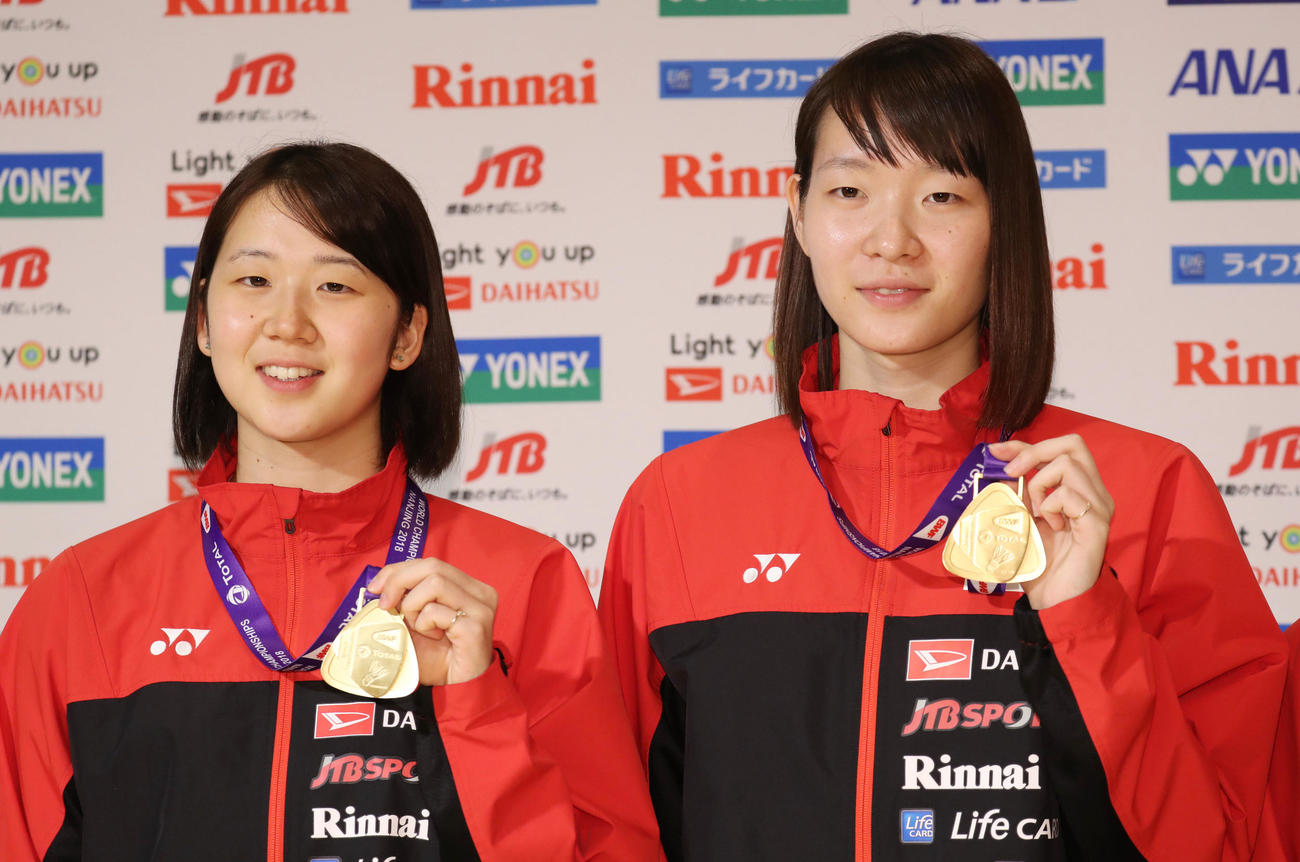 18年8月、バドミントン世界選手権女子ダブルスで優勝し金メダルを手に記念撮影する永原和可那（左）、松本麻佑