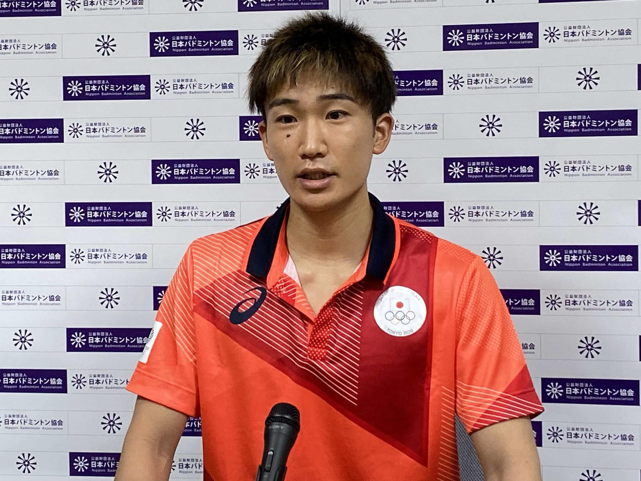 金色のメッシュを入れた新ヘアスタイルで会見に臨んだバドミントン男子シングルスの桃田（日本バドミントン協会提供）