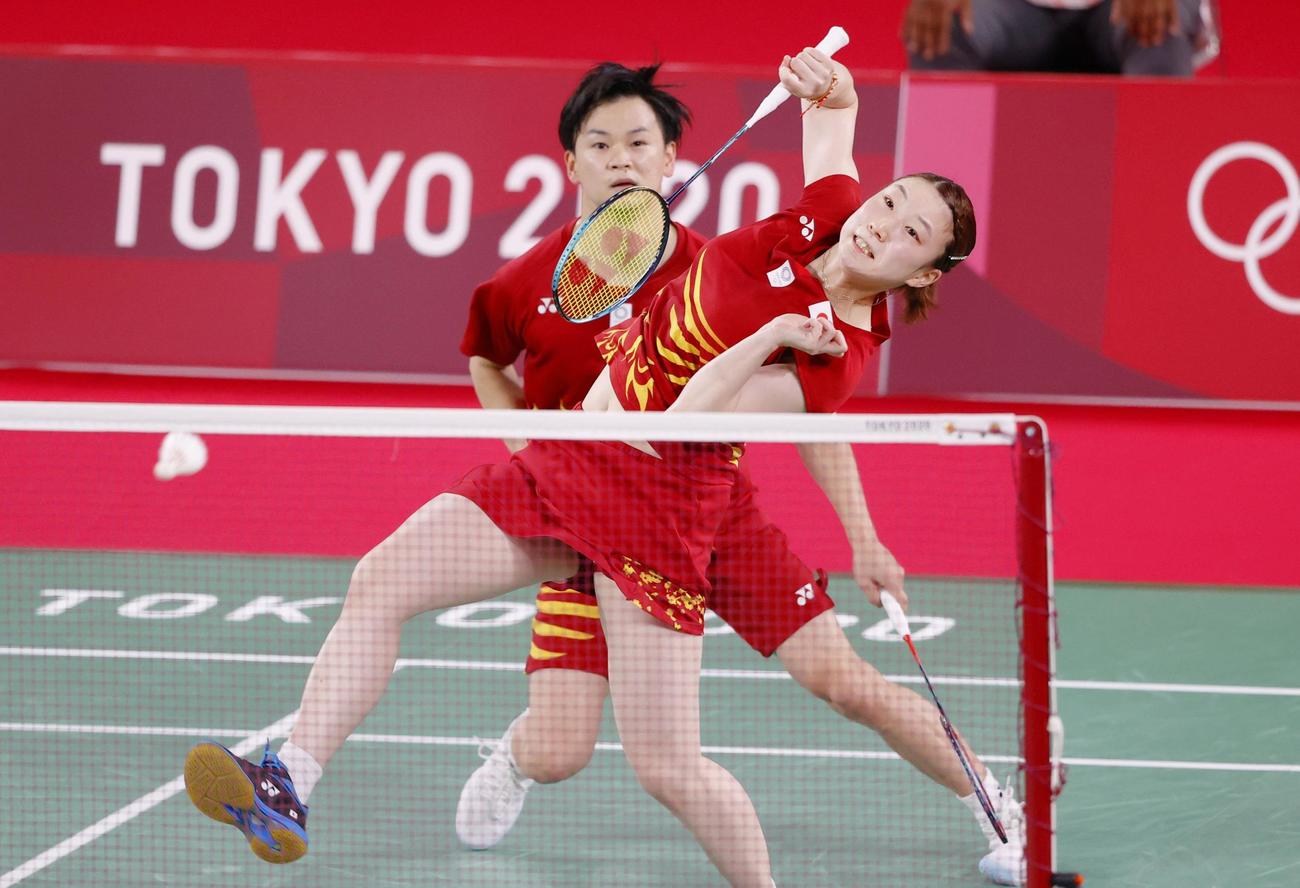 混合ダブルス1次リーグ　デンマークペアと対戦する渡辺勇大（奥）、東野有紗組（共同）