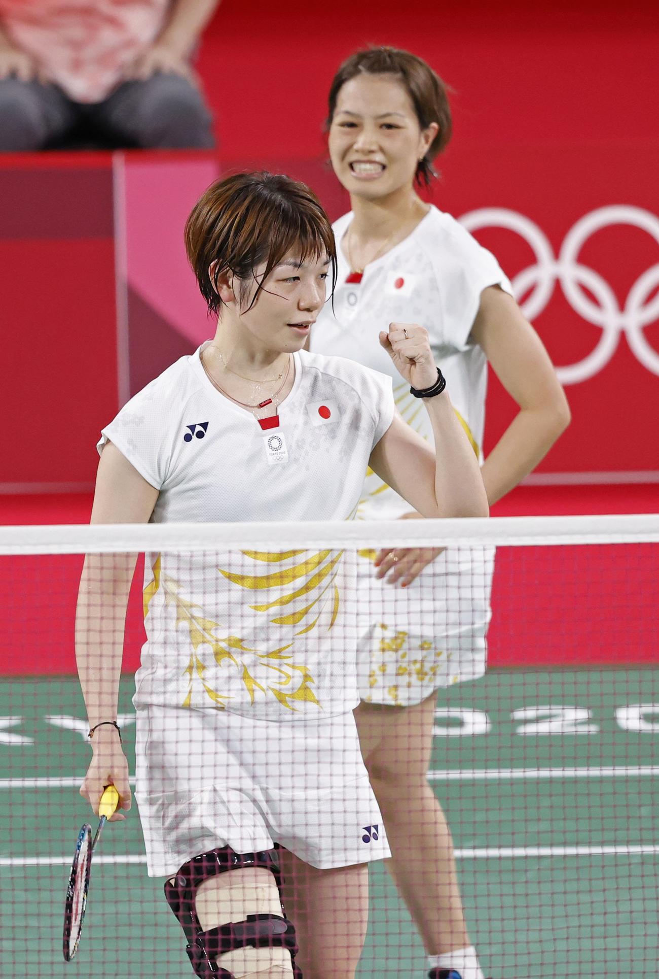 女子ダブルス1次リーグ　マレーシアペアからポイントを奪い笑顔の福島由紀（奥）、広田彩花組（共同）