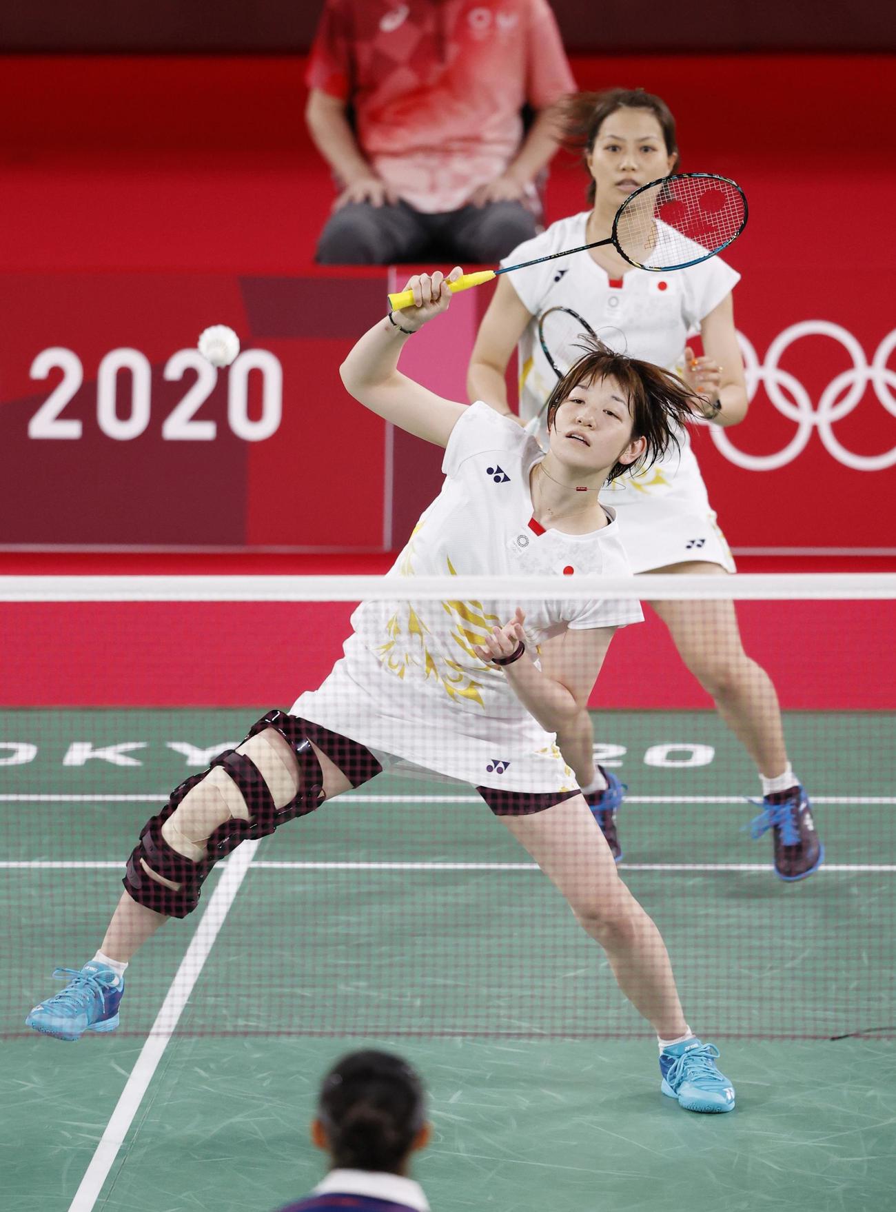 女子ダブルス1次リーグ　マレーシアペアと対戦する福島由紀（奥）、広田彩花組（共同）