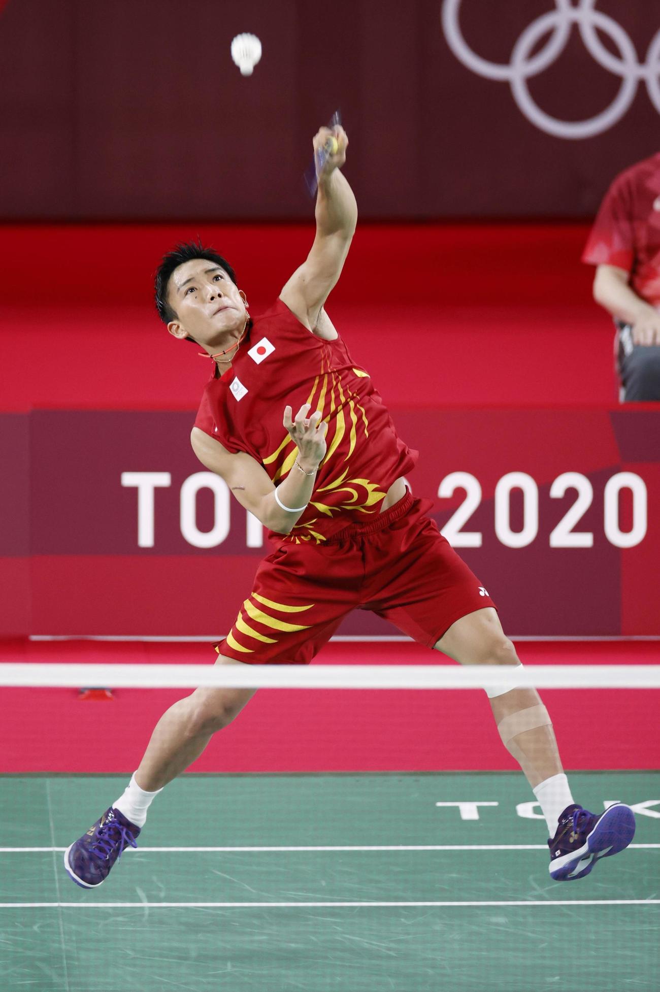 男子シングルス1次リーグ　韓国選手と対戦する桃田賢斗（共同）