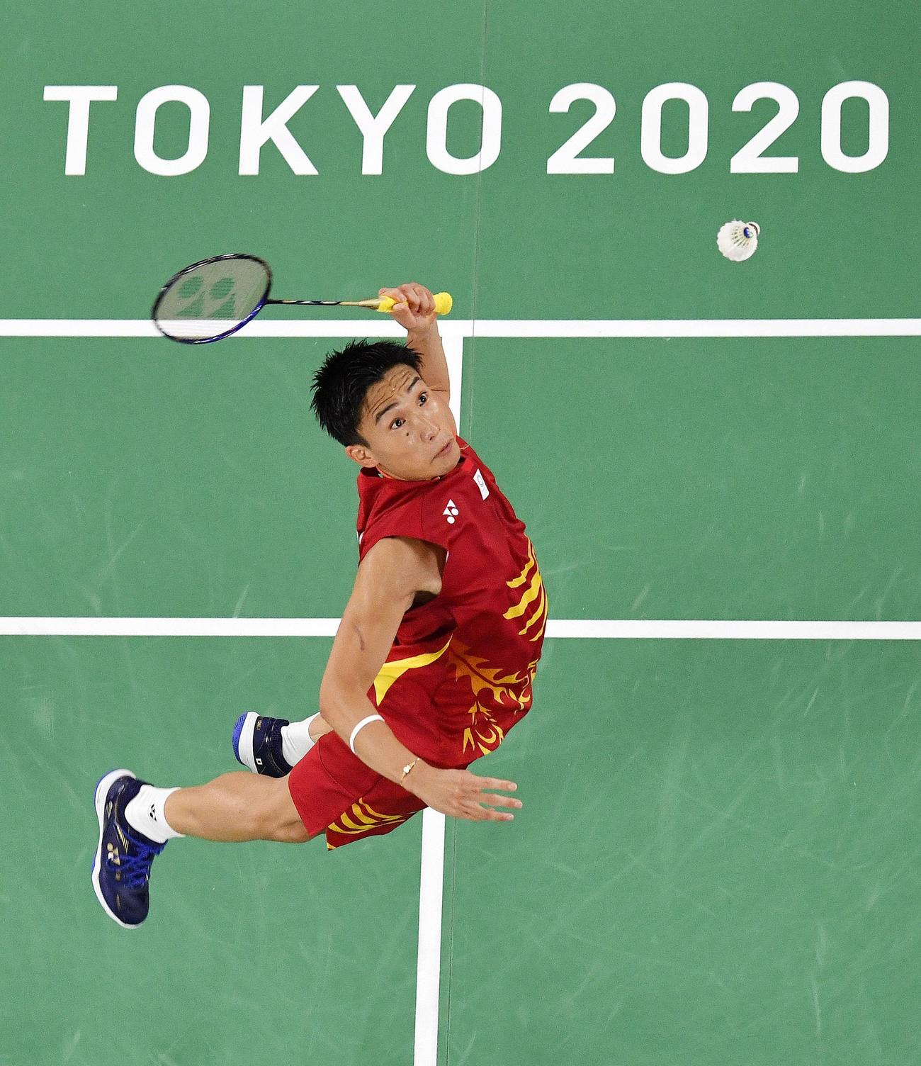 男子シングルス1次リーグ　韓国選手と対戦する桃田賢斗（共同）