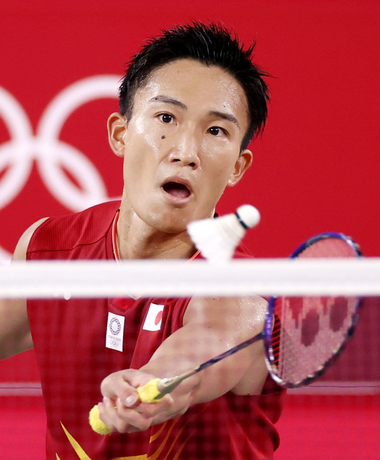 男子シングルス1次リーグ　韓国選手と対戦する桃田賢斗（共同）