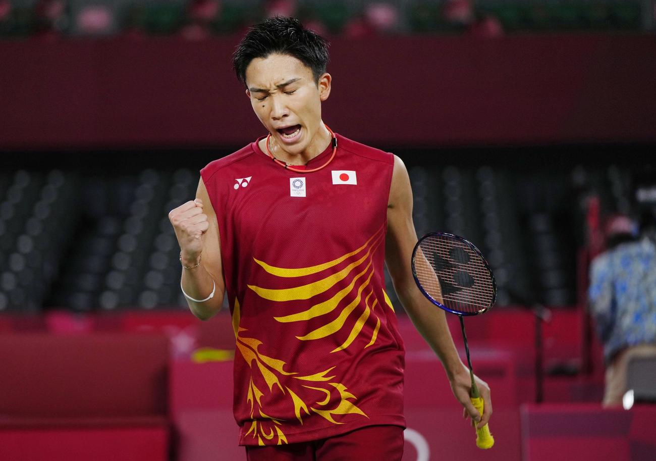 男子シングルス1次リーグ　韓国選手からポイントを奪いガッツポースする桃田賢斗（共同）
