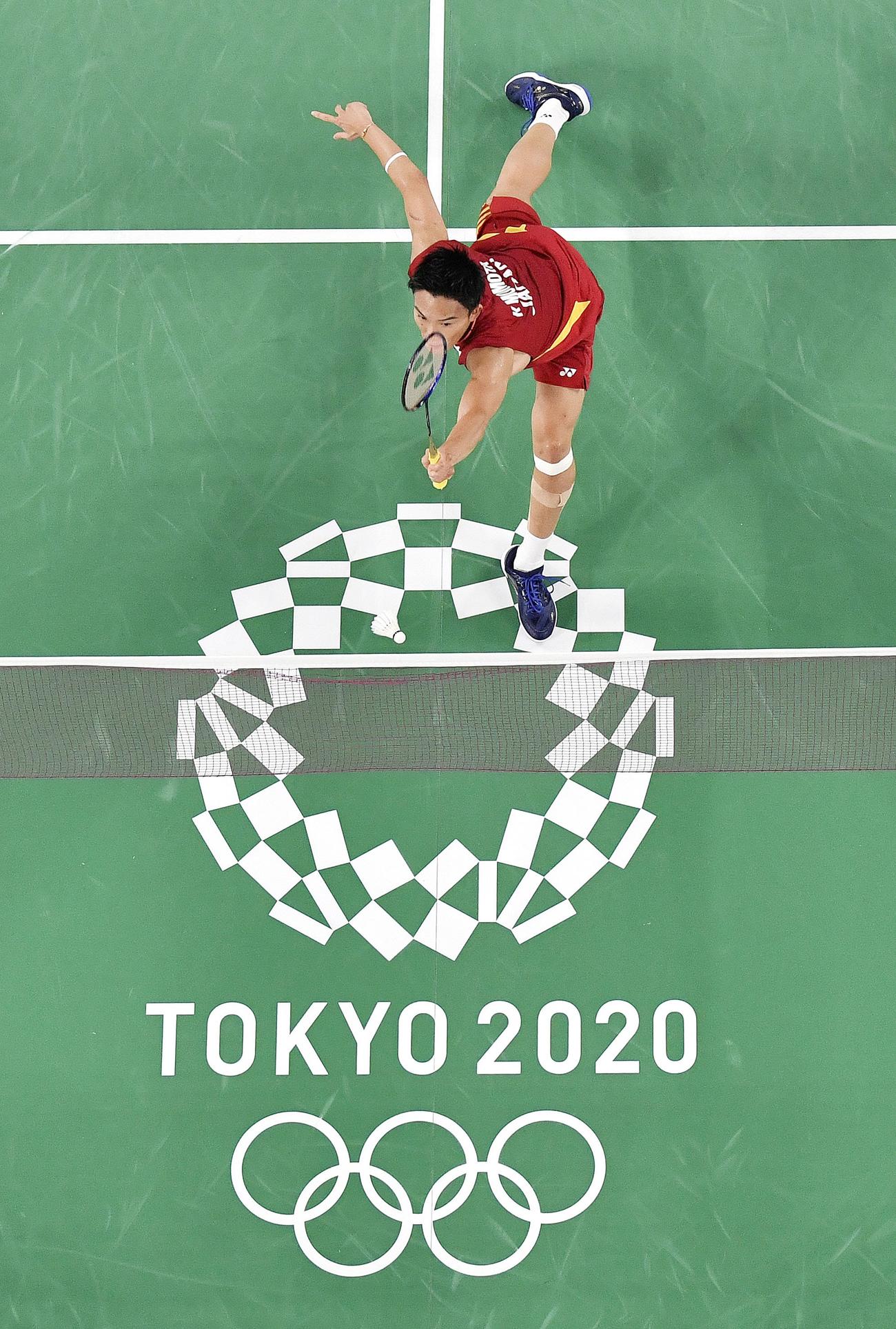 男子シングルス1次リーグ　韓国選手と対戦する桃田賢斗（共同）