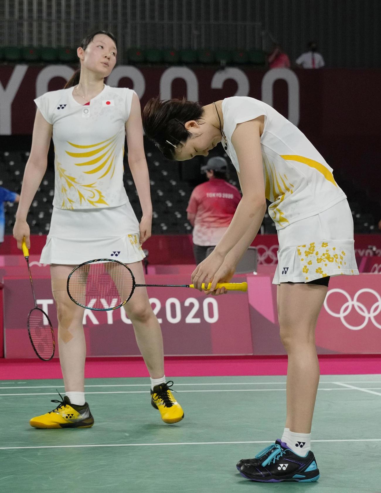 女子ダブルス準々決勝　韓国ペアにポイントを奪われ肩を落とす永原和可那（右）、松本麻佑組（共同）