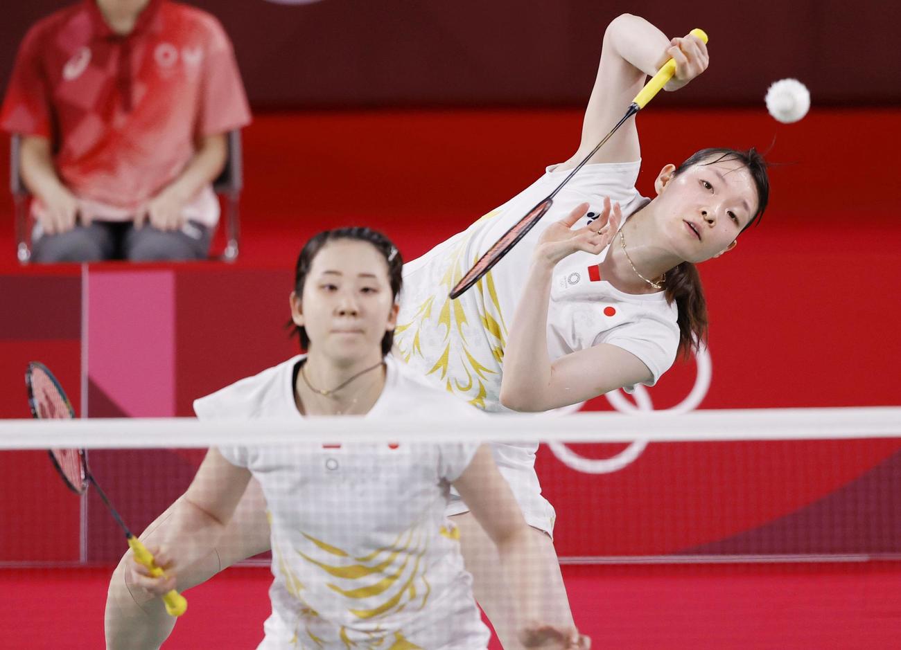 女子ダブルス準々決勝　韓国ペアと対戦する永原和可那（下）、松本麻佑組（共同）