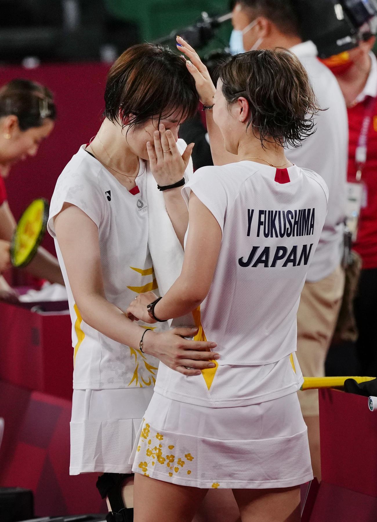 女子ダブルス準々決勝で中国ペアに敗れた福島由紀（右）(共同）