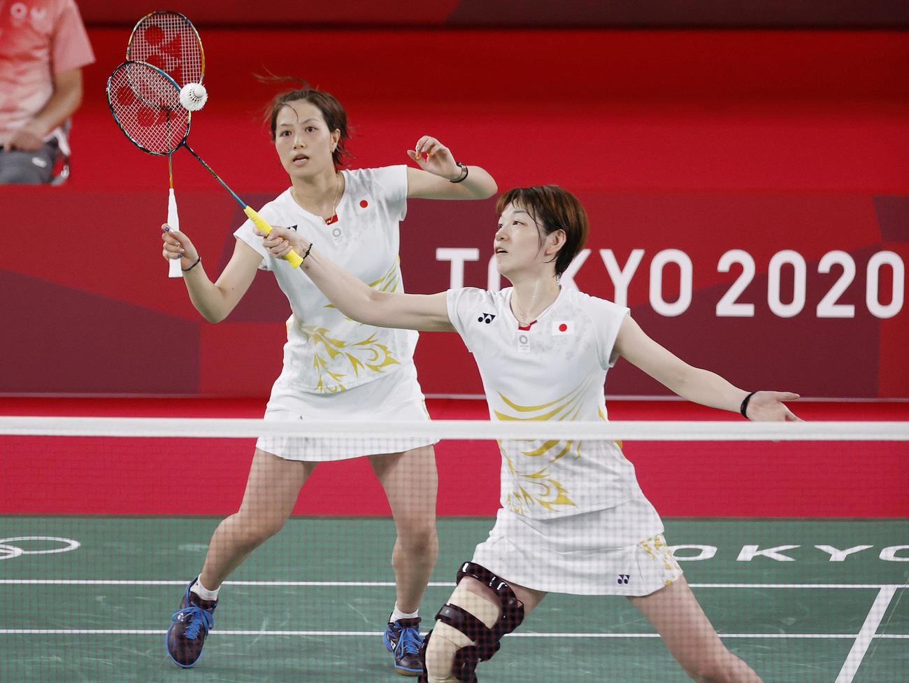 女子ダブルス準々決勝　中国ペアと対戦する福島由紀（左）、広田彩花組