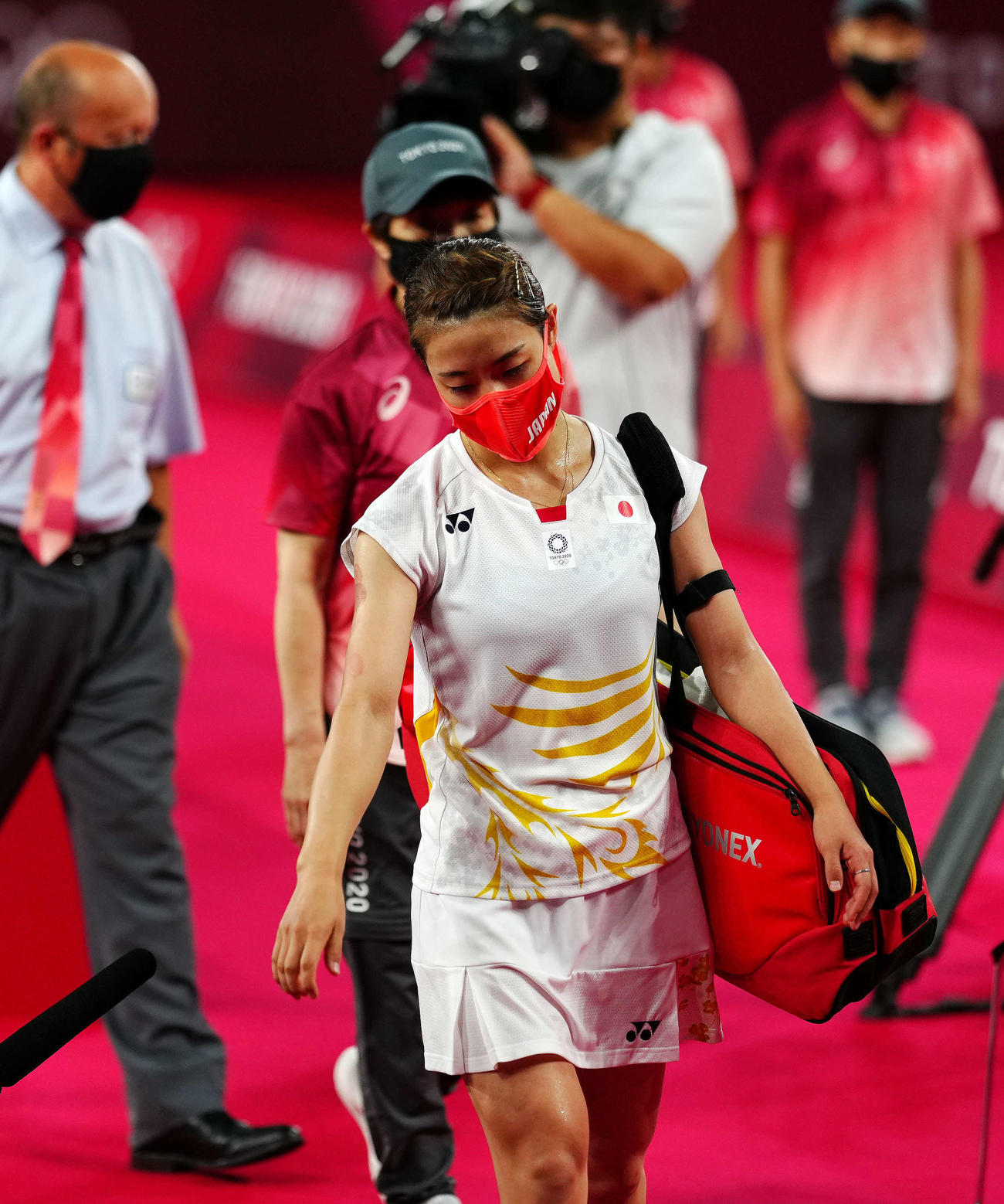 女子シングルス準々決勝で何氷嬌に敗れ、引き揚げる奥原（撮影・江口和貴）