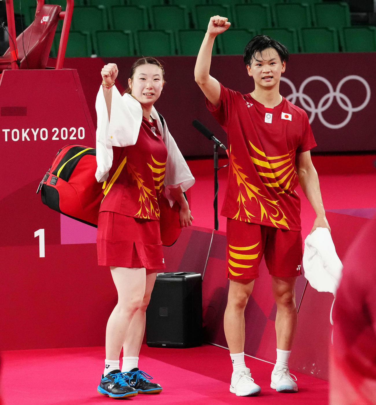 混合ダブルス3位決定戦で香港ペアに勝利しガッツポーズを見せる渡辺（右）、東野組（撮影・江口和貴）