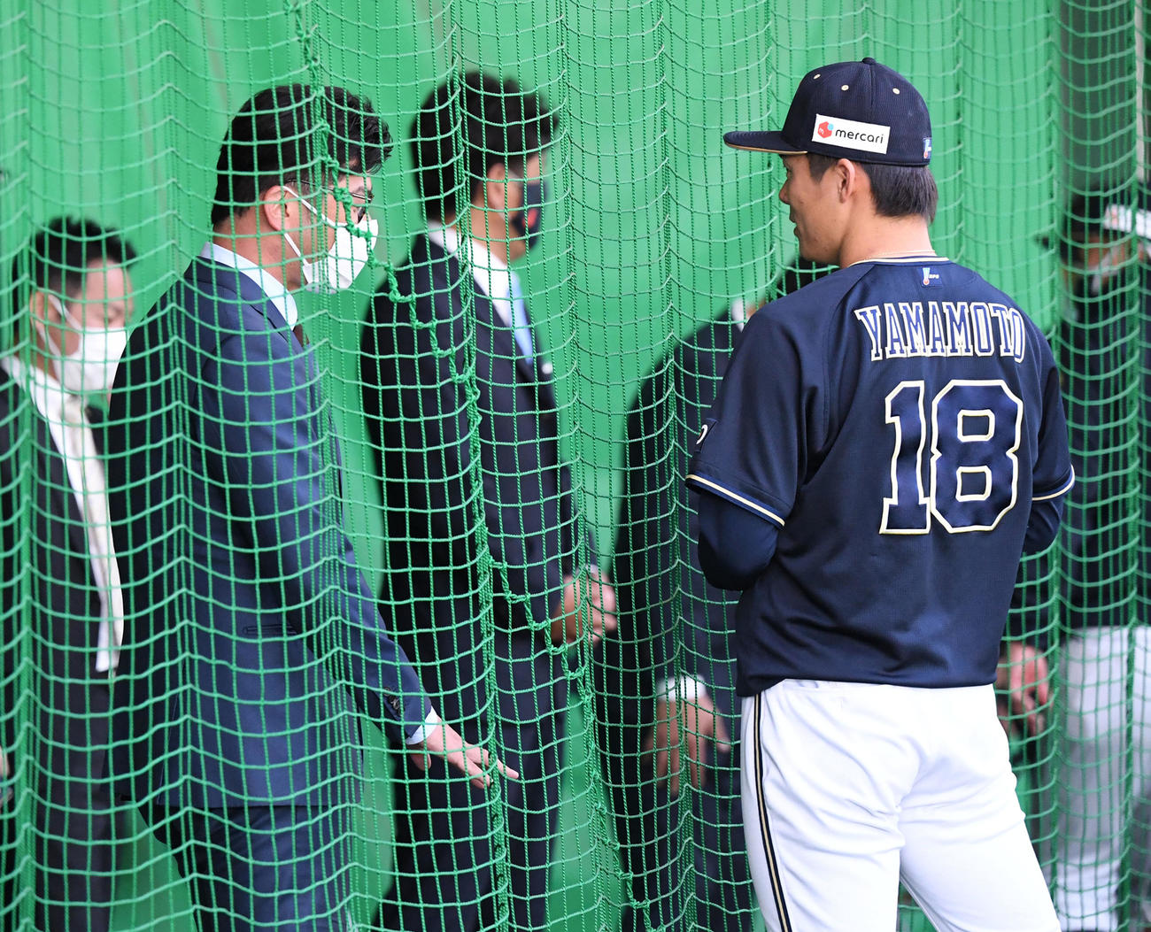 ブルペンで投球練習を終えたオリックス山本（右）は侍ジャパン建山コーチと話す。中央は稲葉監督（撮影・前岡正明）
