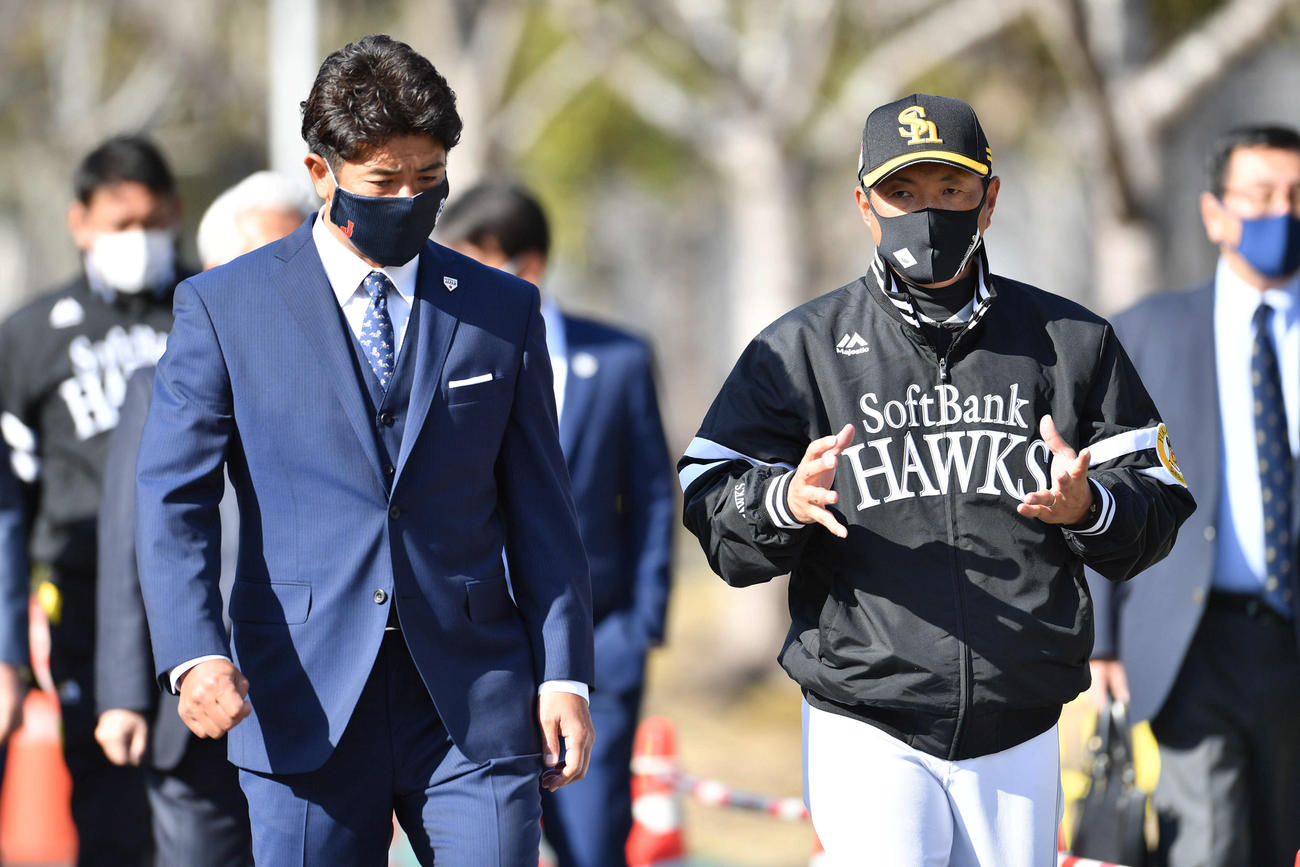 ソフトバンクのキャンプ地に到着した侍ジャパン・稲葉篤紀監督（左）と話しながら移動する小久保裕紀ヘッドコーチ（撮影・岩下翔太）
