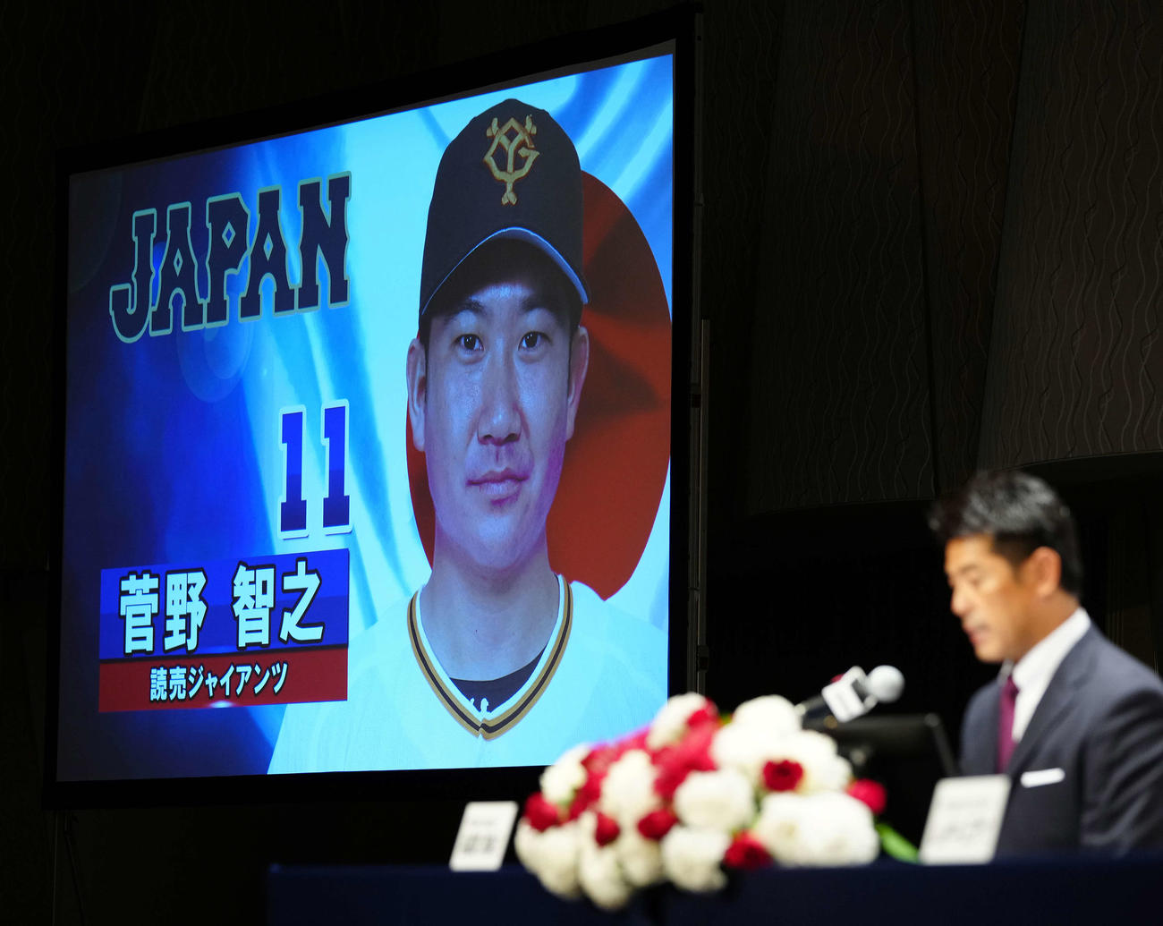 会見で侍ジャパン稲葉監督（右）から東京五輪日本代表内定を発表された巨人菅野（撮影・江口和貴）