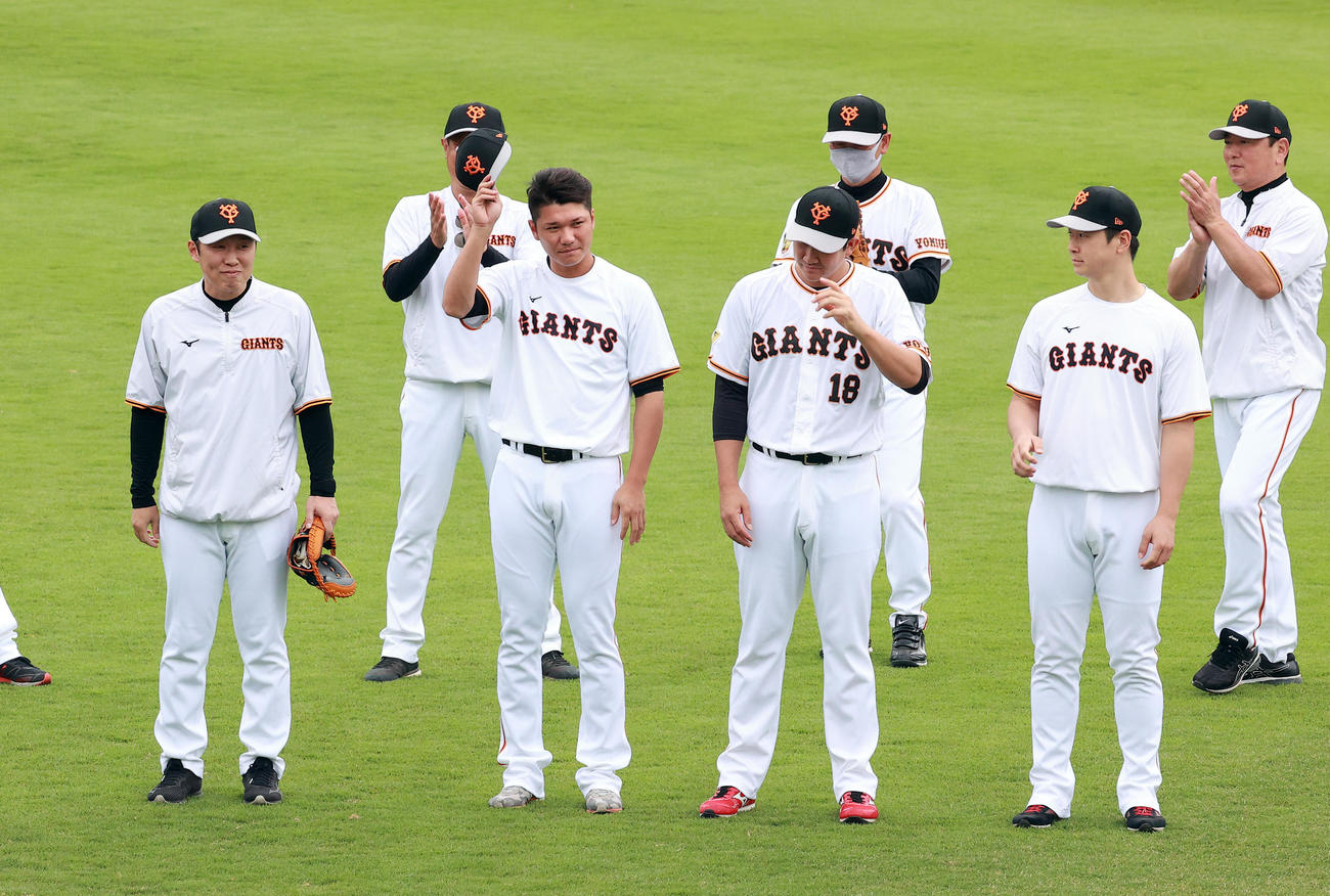 練習前円陣で、五輪代表に選ばれた左から、村田善コーチ、坂本、菅野、中川があいさつする（撮影・浅見桂子）