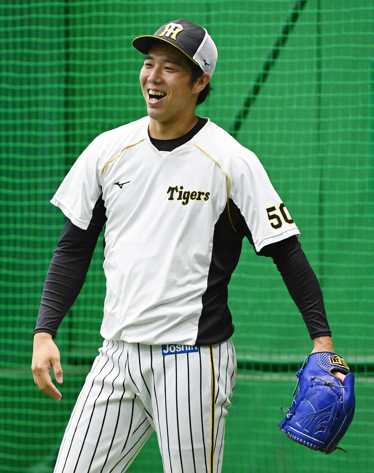 笑顔でキャッチボールを行う阪神青柳（撮影・前岡正明）