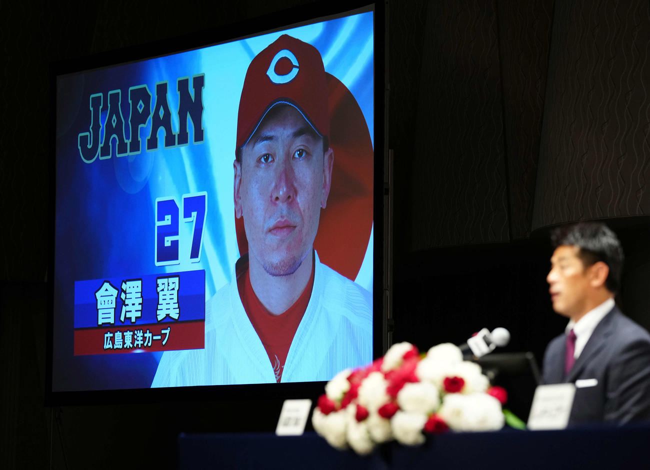 会見で侍ジャパン稲葉監督（右）から東京五輪日本代表内定を発表された広島会沢（撮影・江口和貴）