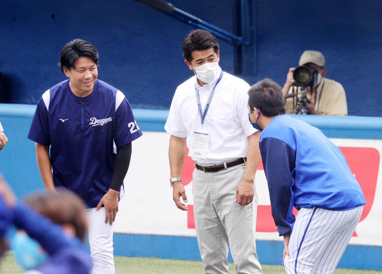 DeNA対中日　あいさつする。左から中日大野雄、侍ジャパン稲葉監督、DeNA山崎（撮影・鈴木正人）
