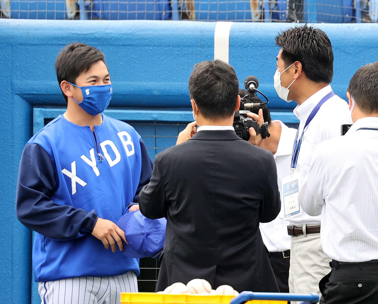 DeNA対中日　侍ジャパン稲葉監督（右）と笑顔で話すDeNA山崎（撮影・鈴木正人）