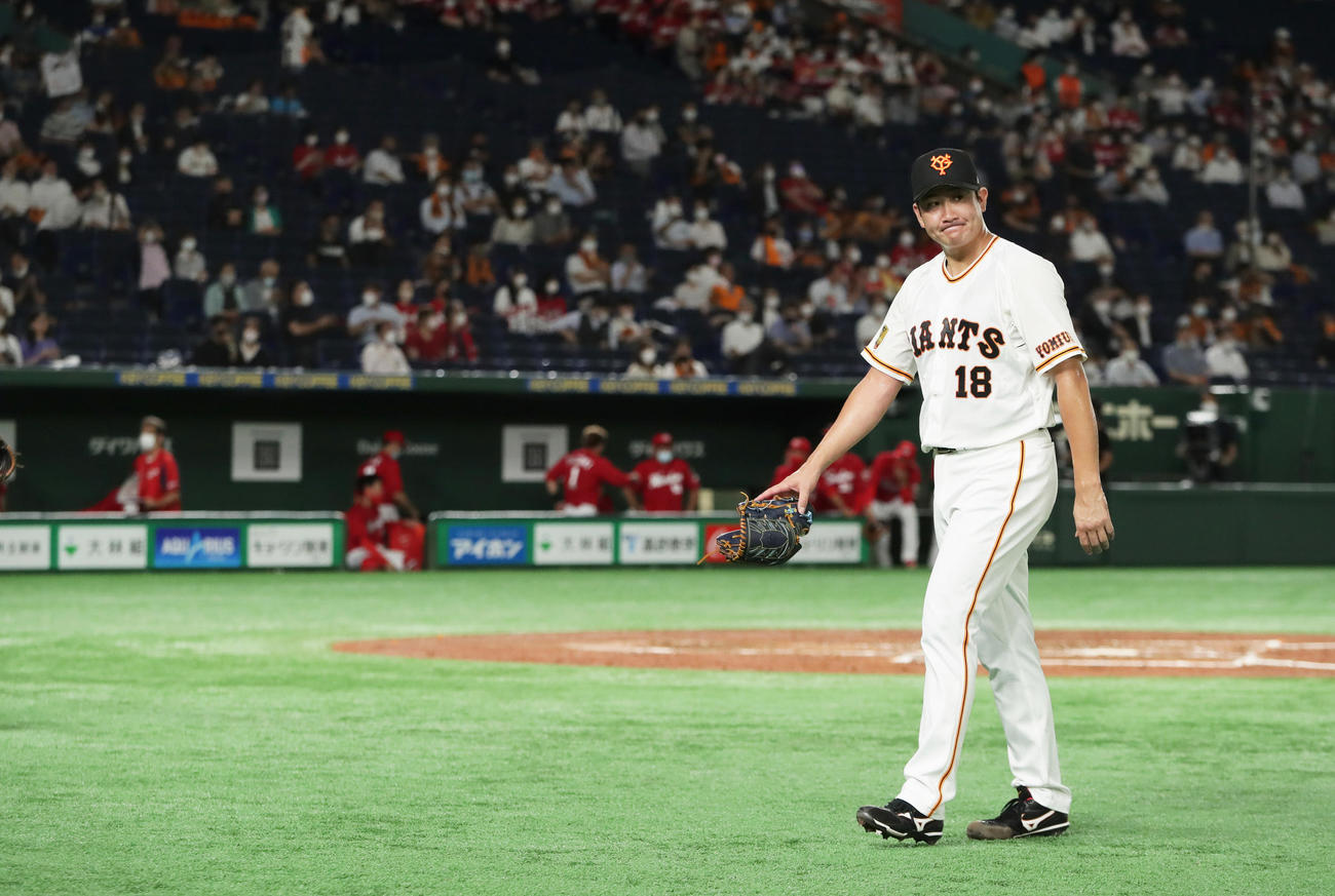 巨人対広島　3回途中4失点で降板する巨人菅野（撮影・足立雅史）