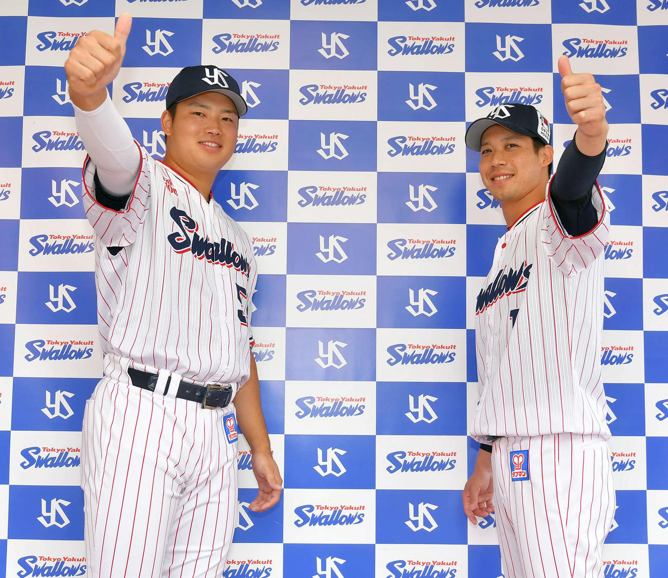 ヤクルト村上宗隆（左）と山田哲人（2021年6月27日撮影）