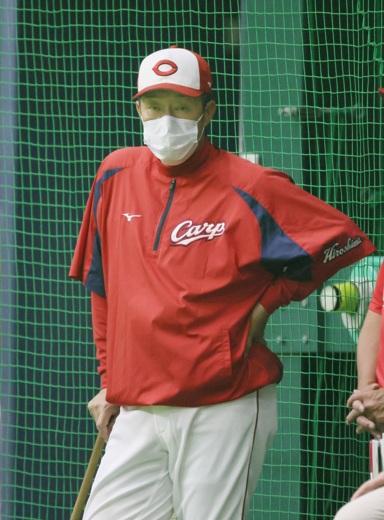 練習を見守る佐々岡監督（撮影・加藤孝規）