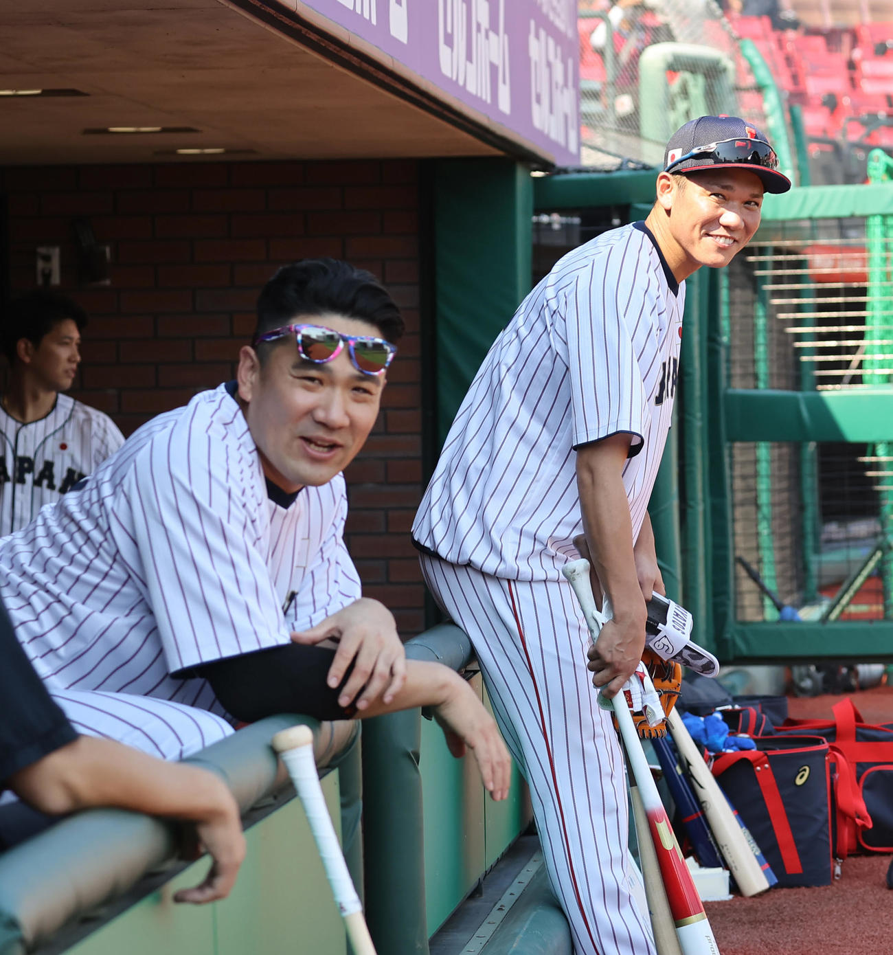 強化合宿初日、田中（左）と談笑する坂本（撮影・垰建太）