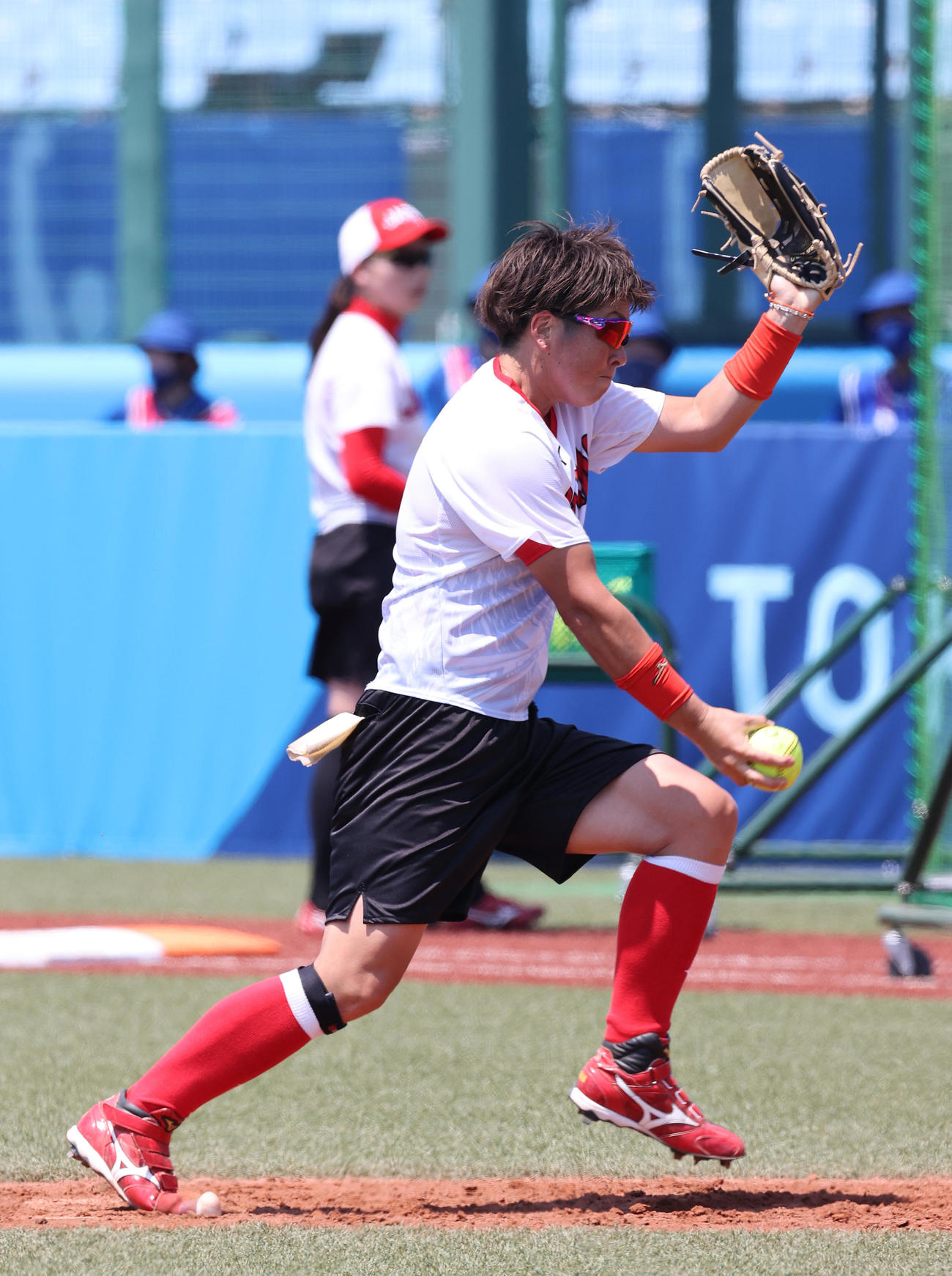 オーストラリア戦に向け、試合会場で投げ込む藤田（撮影・河野匠）