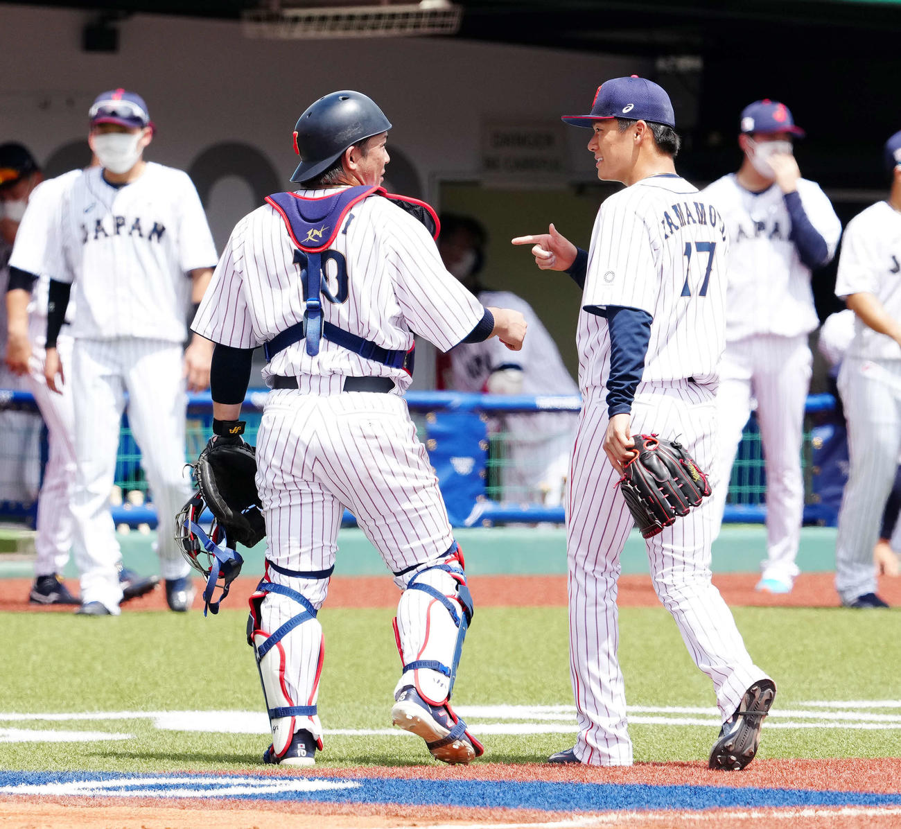 日本対ドミニカ共和国　3回表終了後、日本捕手甲斐（左）と言葉をかわしながらベンチに引き揚げる先発の山本（撮影・江口和貴）