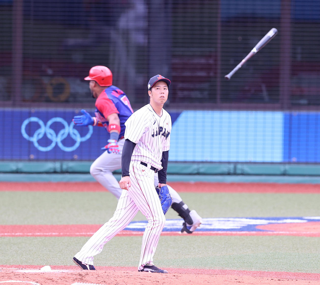 日本対ドミニカ共和国　7回表ドミニカ共和国2死一、二塁、バレリオ（後方）に先制の2点適時二塁打を浴びる青柳（撮影・河野匠）