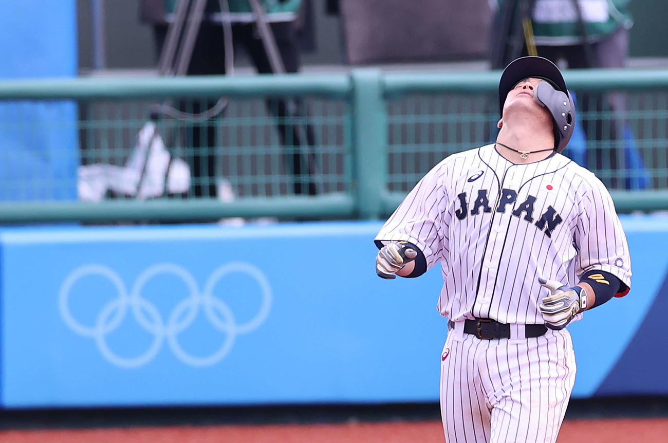 日本対ドミニカ共和国　7回裏日本2死三塁、右飛に倒れ天を仰ぐ甲斐（撮影・河野匠）